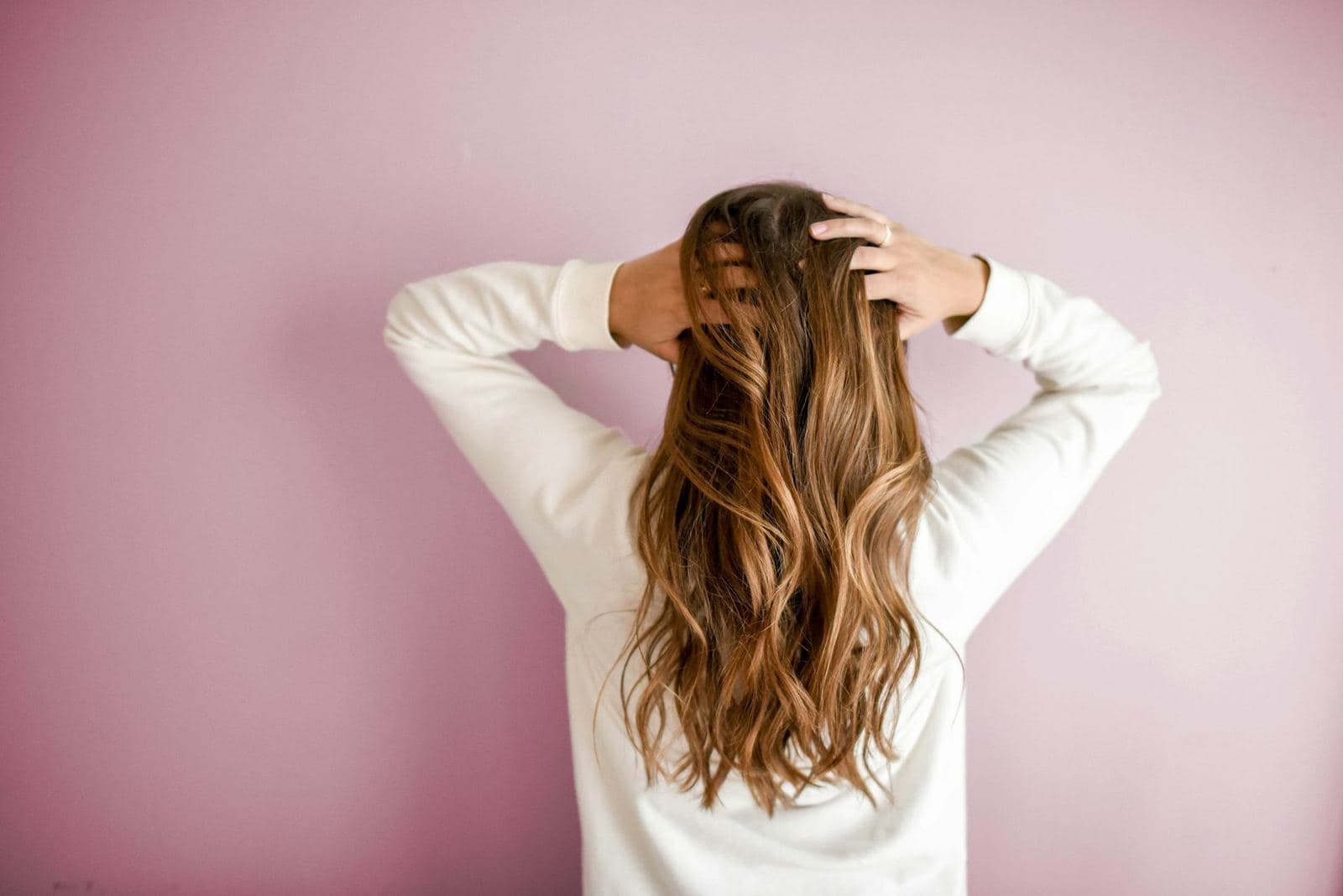 Editorial stock: honey balayage waves, photographed from behind. Not client work.